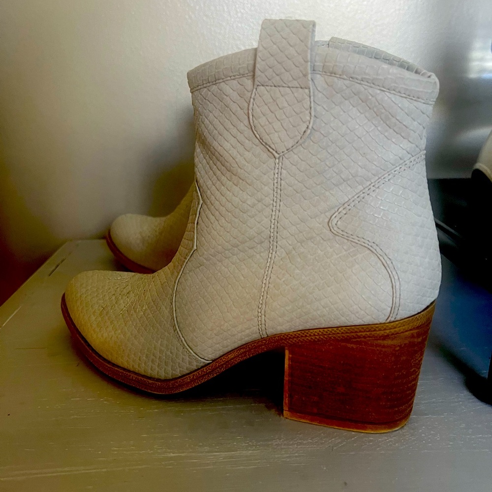 Women's Gray Cowboy Ankle Boots size 7 1/2 great condition! - Picture 3 of 4